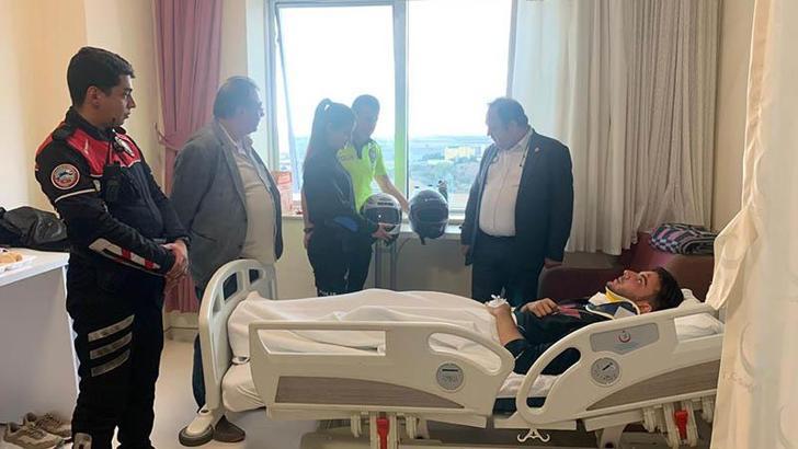 Kaskı sayesinde hayatta kalan motosiklet sürücüsüne 'yeni kask' hediye edildi