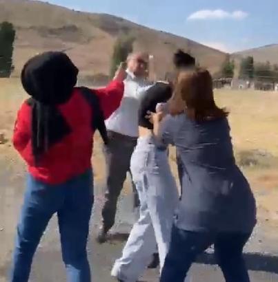 Hayvanseverler ile baba- oğul arasındaki 'köpek besleme' kavgası kamerada