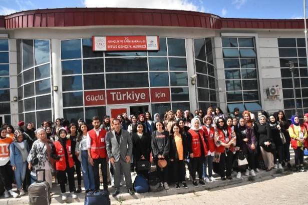 Bitlis'te 220 kız öğrenci, 'Gençlik Kampı' için Hatay'a uğurlandı