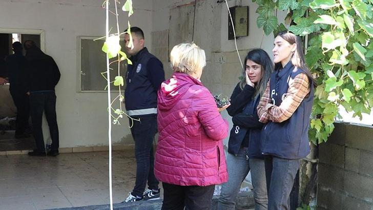 Son üzümleri, yıkım için gelen polislere dağıttı