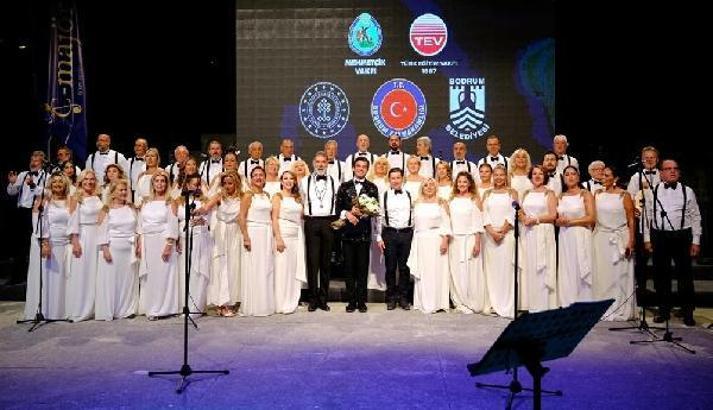 Zeki Müren şarkılarına binlerce kişi eşlik etti