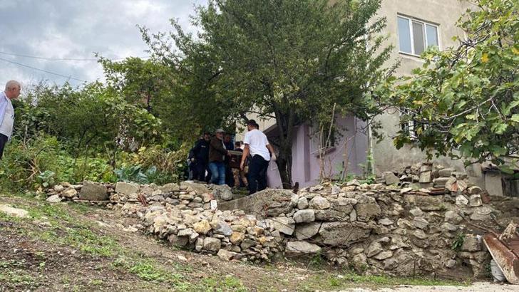 3 katlı evindeki yangında dumandan etkilenip öldü