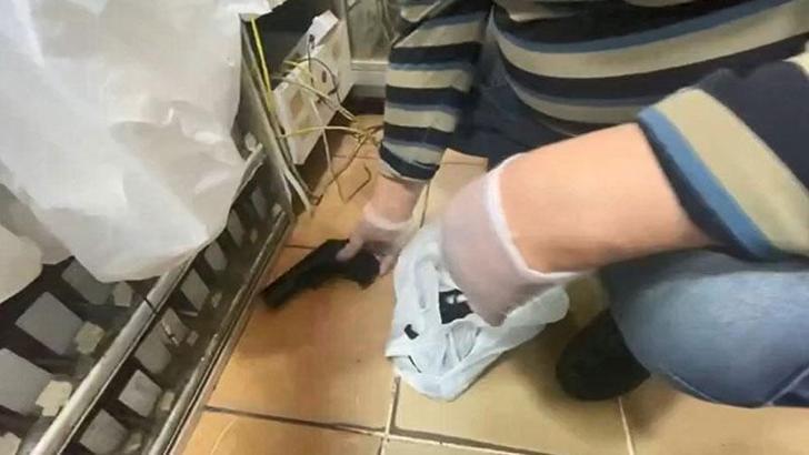 Eyüpsultan’da market rafında ruhsatsız silah ele geçirildi