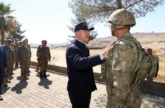Bakan Akar, 8'nci Hudut Alay Komutanlığı'nda sancak teslim etti/ Fotoğraflar