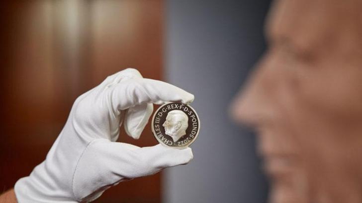 Kralın portresinin tasvir edildiği ilk madeni paralar görücüye çıktı