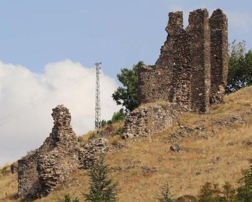 Roma döneminde yol kontrollerinin yapıldığı kale duvarları yok oluyor