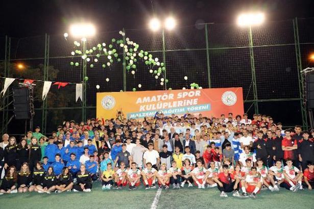 Gaziosmanpaşa Belediyesi’nden 21 amatör futbol kulübüne destek