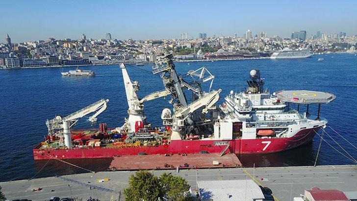 Karadeniz Gaz Sahası'nda kabloları denizin tabanına döşeyecek gemi İstanbul Boğazı girişinde