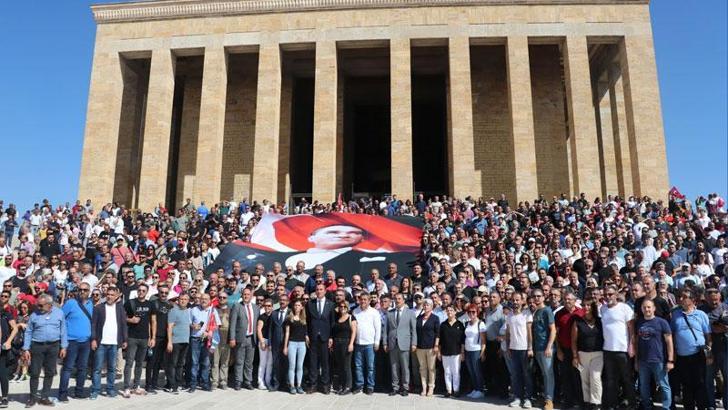 Öğretmenler, 1'inci Meclis'ten Anıtkabir'e yürüdü