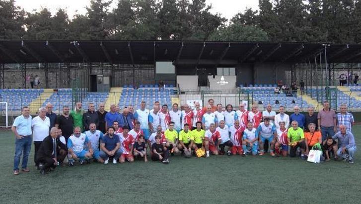 Futbolun efsane isimleri veteran maçı için sahaya çıktı