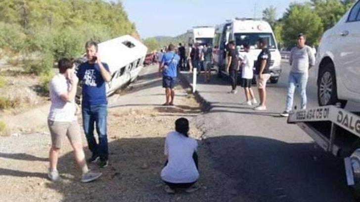 Muğla'da tur minibüsü otomobile çarptı: 1'i ağır 8 yaralı