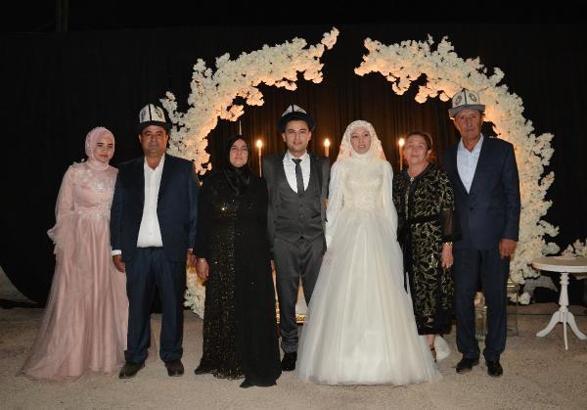 Genç çiftin düğününde Kırgız gelenekleri de uygulandı