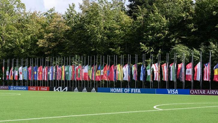 Endonezya'daki stadyum felaketi sonrası FIFA merkezinde bayraklar yarıya indirildi