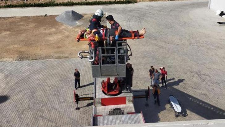 Baca tamiri yaparken elektrik akımına kapılan işçi, itfaiye merdiveniyle indirildi