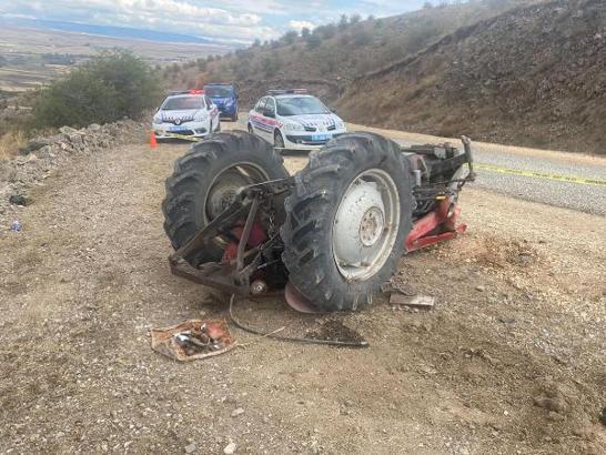 Devrilen traktörün altında kalan sürücü öldü