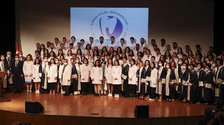 DEÜ'de geleceğin diş hekimleri törenle beyaz önlüklerini giydi