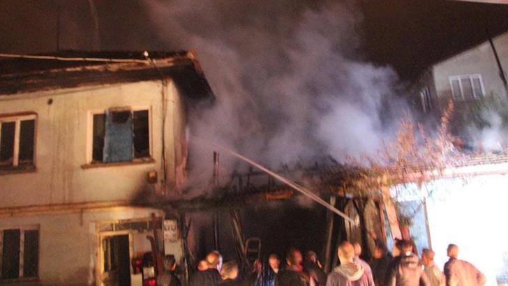 İş yeri yangını, 2 katlı eve sıçradı; çok sayıda tavuk öldü