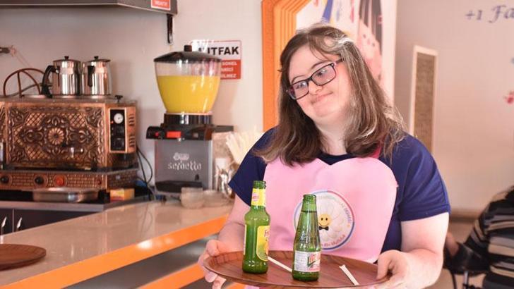 Down sendromlular, hem çalışıp hem eğitim görüyor