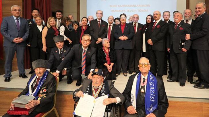 Bakan Yanık, Kore gazisine 'Barış Madalyası' takdim etti