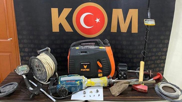 Tunceli'de durdurulan araçta tarihi eser ele geçirildi: 3 gözaltı