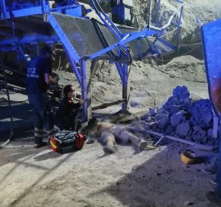 Devrilen kum eleğinin altından kalan işçi öldü