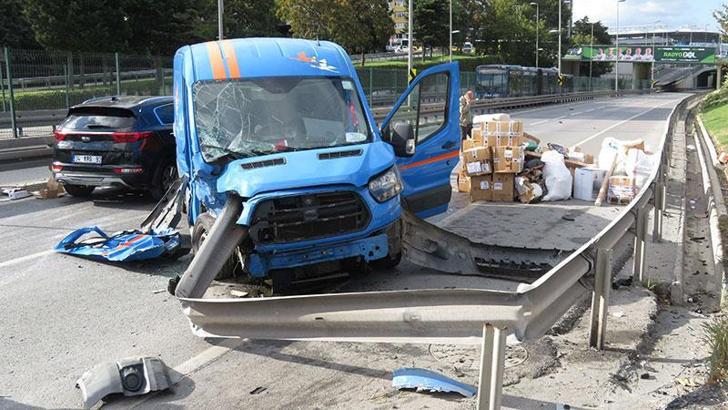 Kadıköy'de kargo aracı bariyerlere ok gibi saplandı