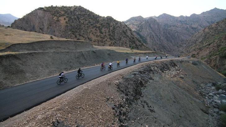 Çatak'ta 29 yıl önce terör nedeniyle boşaltılan kırsal mahallelere bisiklet turu