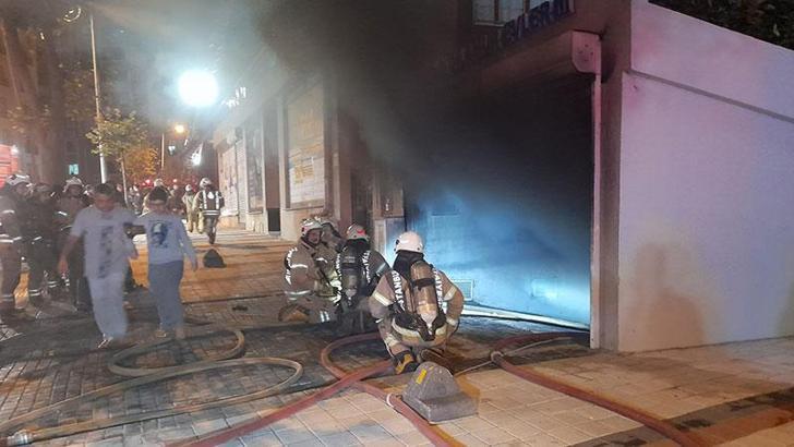 Sultangazi'de binanın kapalı otoparkında 2 otomobil yandı; mahsur kalanları itfaiye kurtardı