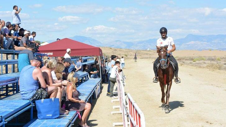 Rahvan At Yarışları'na turistlerden yoğun ilgi