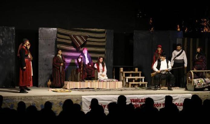 Yeşilköy'de tiyatro ateşi yandı