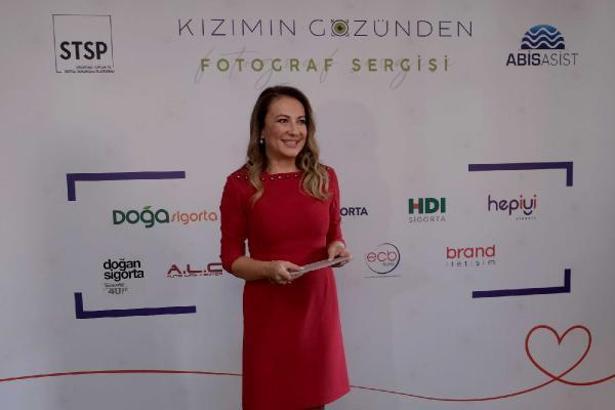 Kız çocukları, babalarını fotoğraflandırıp sergi yaptılar