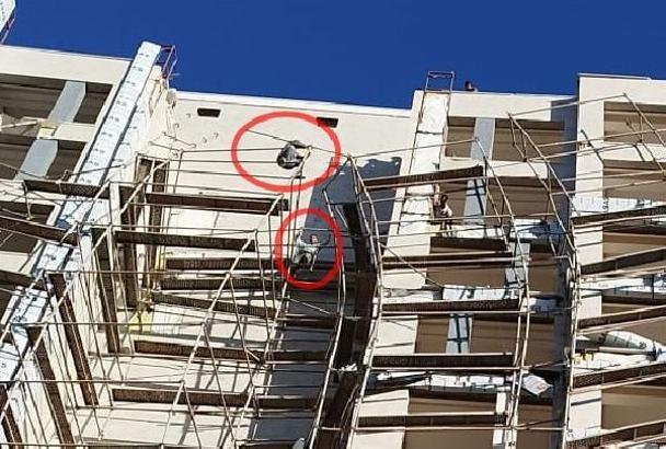 Çöken iskeleye tutunan 2 işçi 54 metrelik merdiven ve 'İsveç oturağı'yla kurtarıldı