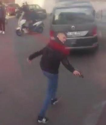 Kağıthane'de taraftar otobüsüne silahla saldıran şüpheli tutuklandı