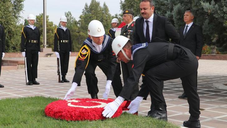 6'ncı CumhurbaÅŸkanı Korutürk, mezarı başında anıldı