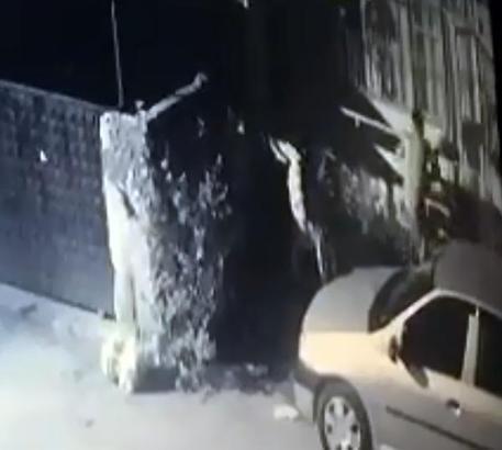 2 katlı eve balkondan giren hırsızlık şüphelileri kamerada