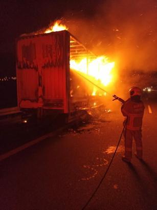 TIR'da yangın çıktı; 20 ton kağıt yandı