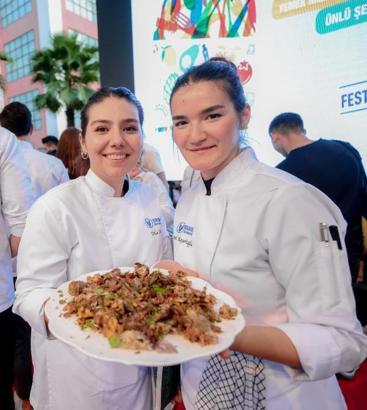 Gastronomi öğrencileri şef Somer Sivrioğlu ile mutfağa girdi