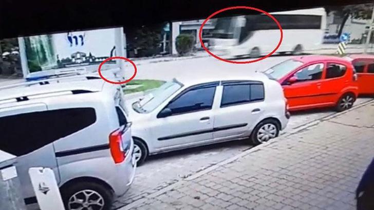Servis midibüsünün çarptığı 'Bobi' öldü; sürücünün durmadan uzaklaştığı anlar kamerada