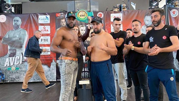 İstanbul Boğazı'nda teknede boks gecesi