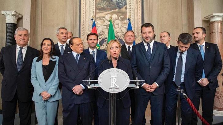 Meloni, İtalya’nın ilk kadın Başbakanı olmak için hükümeti kurma görevini aldı