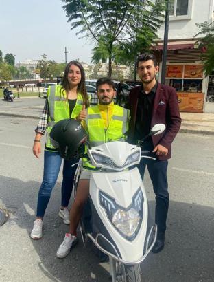 Motosiklet sürücülerine fosforlu yelek dağıtıldı