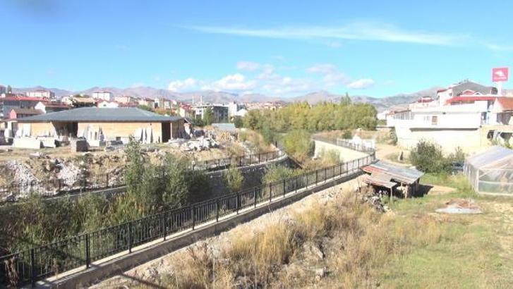 Yatağında ağaçların yetiştiği derede 'taşkın' riski