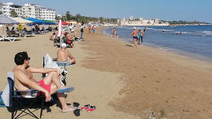 Kızkalesi sahilinde turistler denize girdi