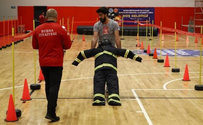 Annesi yanma tehlikesi geçirince itfaiyeci olmaya karar verdi; zorlu parkurda ter döktü