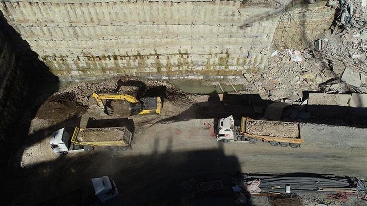 Küçükçekmece'de çöken istinat duvarına dolgu çalışması devam ediyor