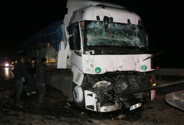 Kamyona arkadan çarpan TIR'ın sürücüsü yaralandı