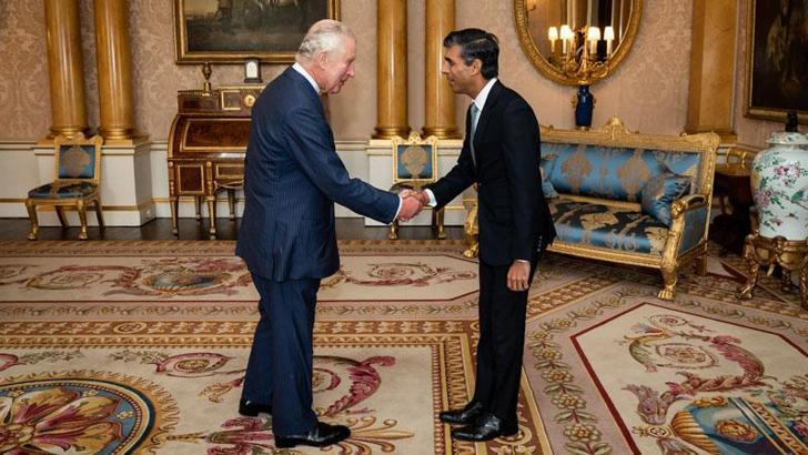 Sunak, Kral Charles’tan hükümet kurma görevini aldı