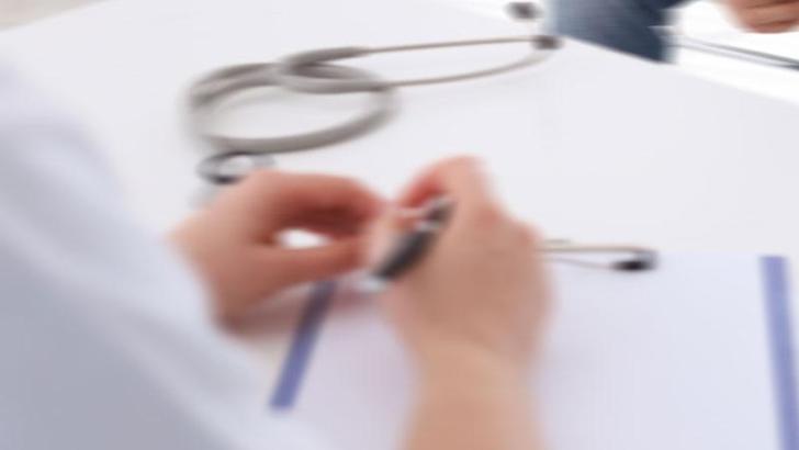İzmir'de istirahat raporu için para isteyen doktora ev hapsi