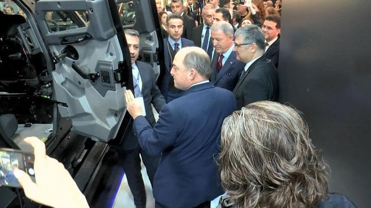 Bakan Akar ve İngiltere Savunma Bakanı Wallace SAHA EXPO Fuar'ını ziyaret etti