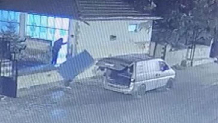 Cami tuvaletinden demir kapı hırsızlığı güvenlik kamerasında